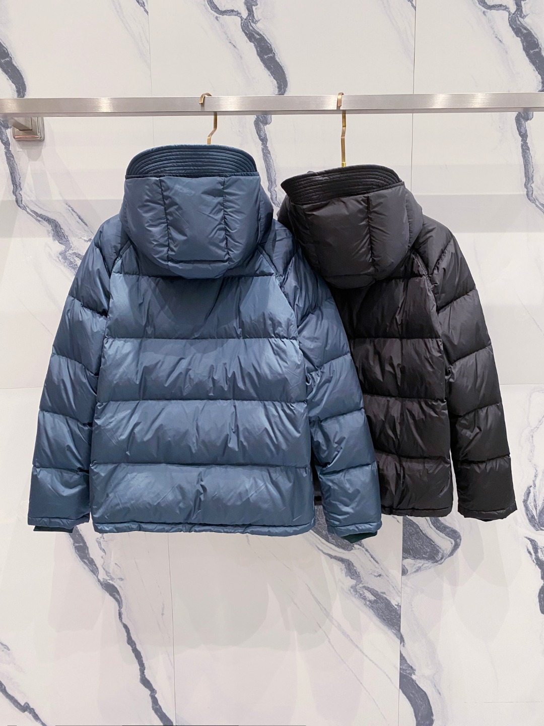 Prada&普拉达FW2025秋冬新款羽绒服。柜子在售款，一件难求。采用定制防风防雨面料，抗皱立挺有型，