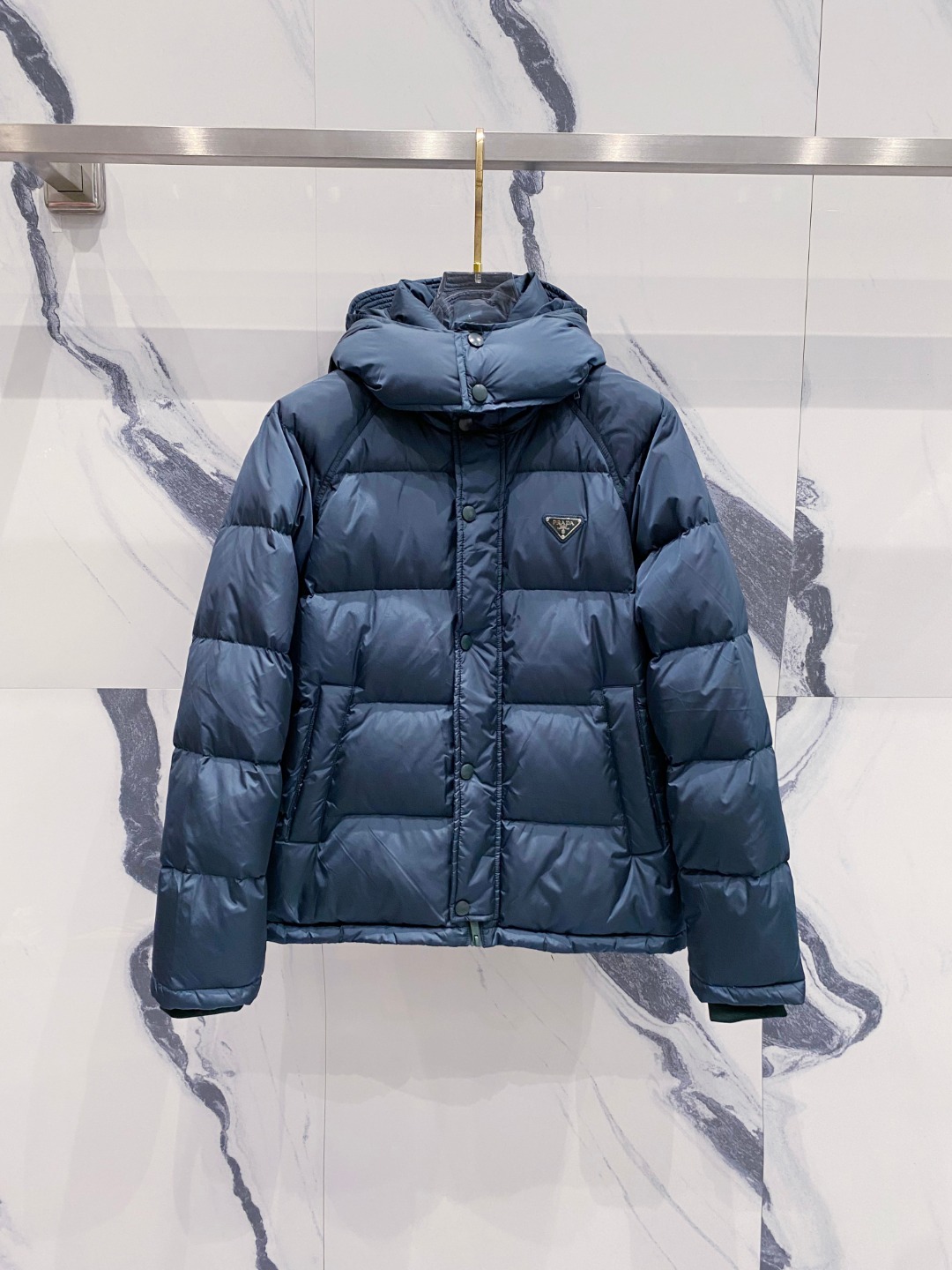 Prada&普拉达FW2025秋冬新款羽绒服。柜子在售款，一件难求。采用定制防风防雨面料，抗皱立挺有型，