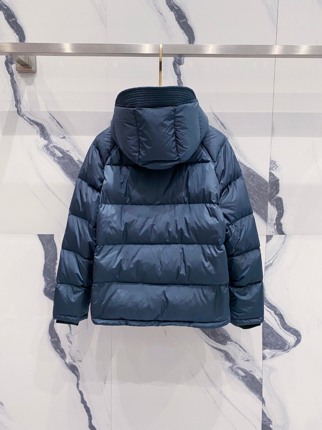 Prada&普拉达FW2025秋冬新款羽绒服。柜子在售款，一件难求。采用定制防风防雨面料，抗皱立挺有型，