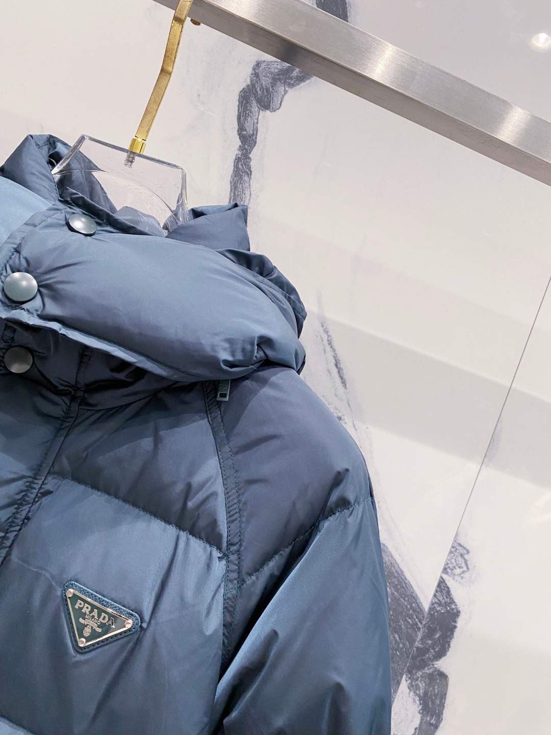 Prada&普拉达FW2025秋冬新款羽绒服。柜子在售款，一件难求。采用定制防风防雨面料，抗皱立挺有型，