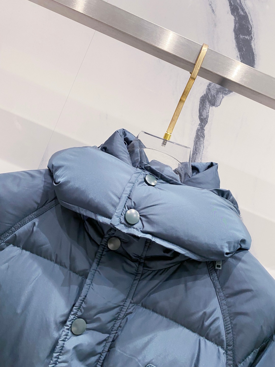 Prada&普拉达FW2025秋冬新款羽绒服。柜子在售款，一件难求。采用定制防风防雨面料，抗皱立挺有型，