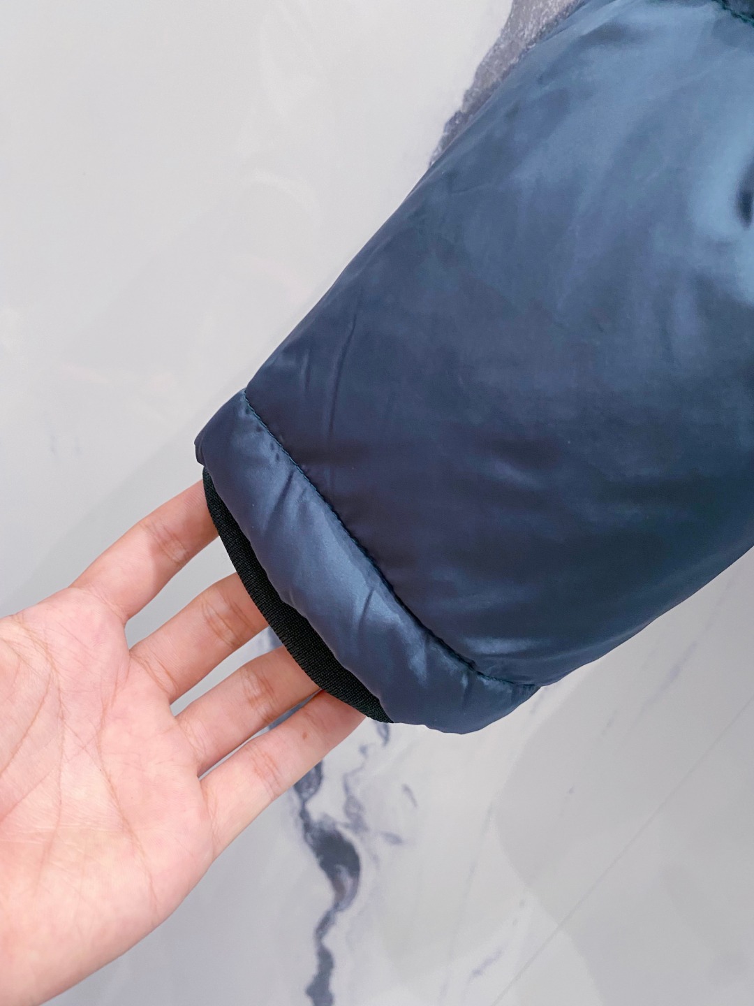 Prada&普拉达FW2025秋冬新款羽绒服。柜子在售款，一件难求。采用定制防风防雨面料，抗皱立挺有型，