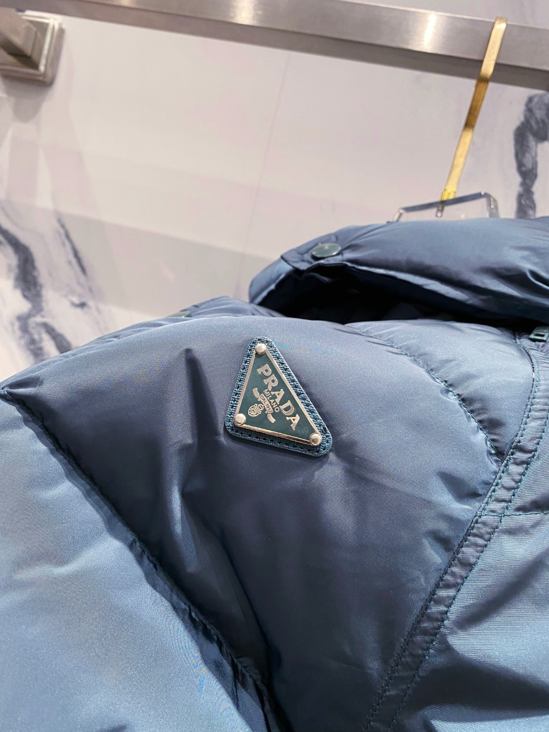 Prada&普拉达FW2025秋冬新款羽绒服。柜子在售款，一件难求。采用定制防风防雨面料，抗皱立挺有型，