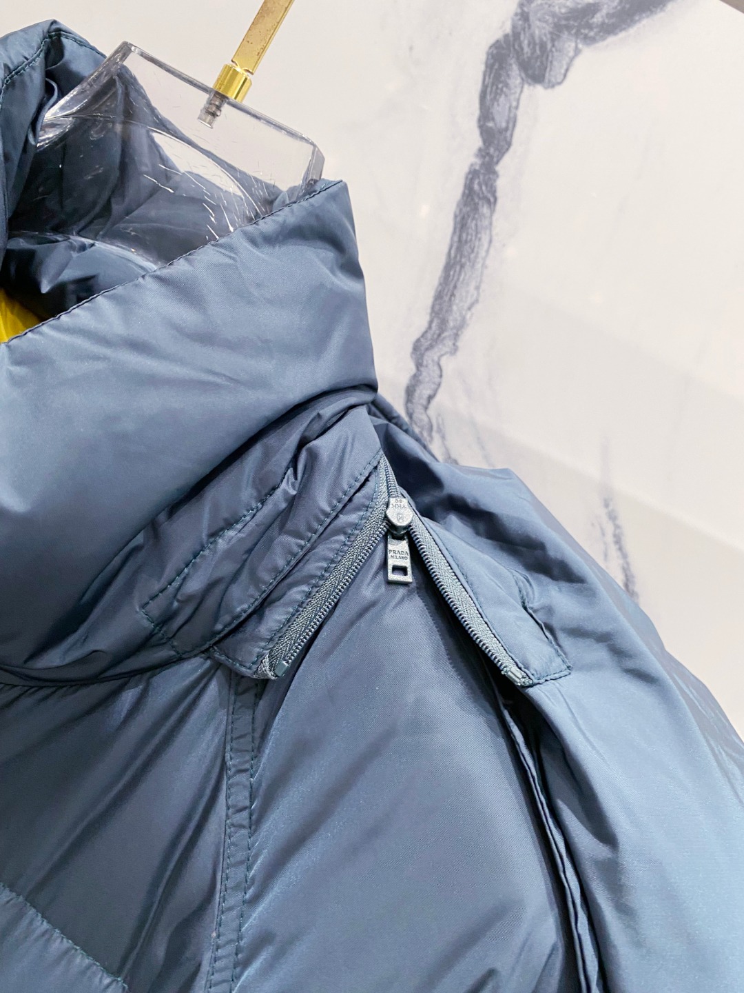 Prada&普拉达FW2025秋冬新款羽绒服。柜子在售款，一件难求。采用定制防风防雨面料，抗皱立挺有型，