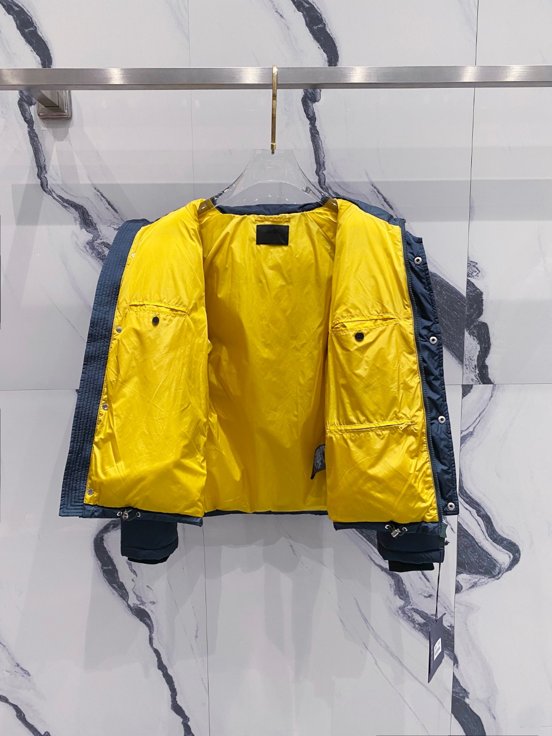 Prada&普拉达FW2025秋冬新款羽绒服。柜子在售款，一件难求。采用定制防风防雨面料，抗皱立挺有型，