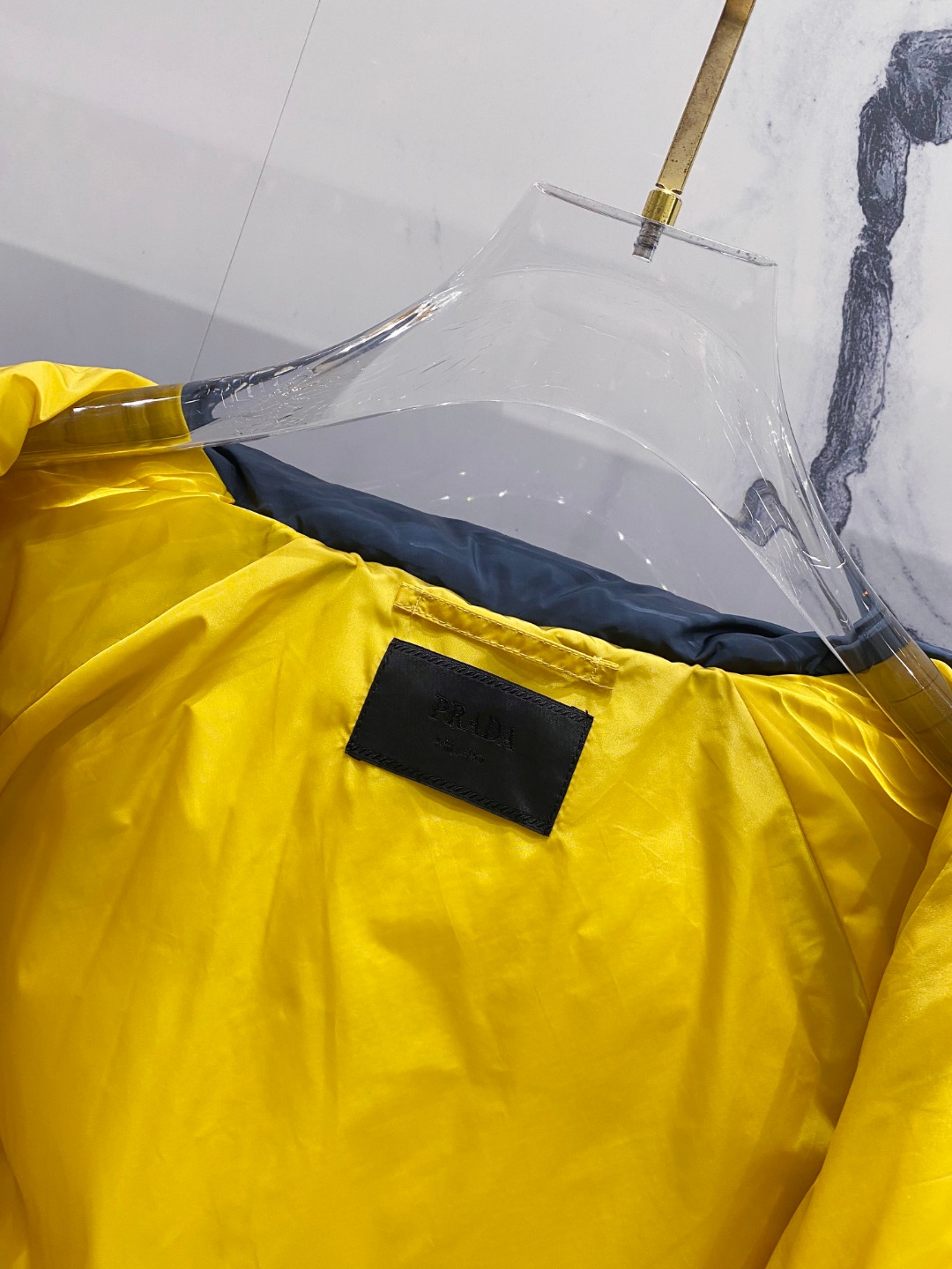 Prada&普拉达FW2025秋冬新款羽绒服。柜子在售款，一件难求。采用定制防风防雨面料，抗皱立挺有型，