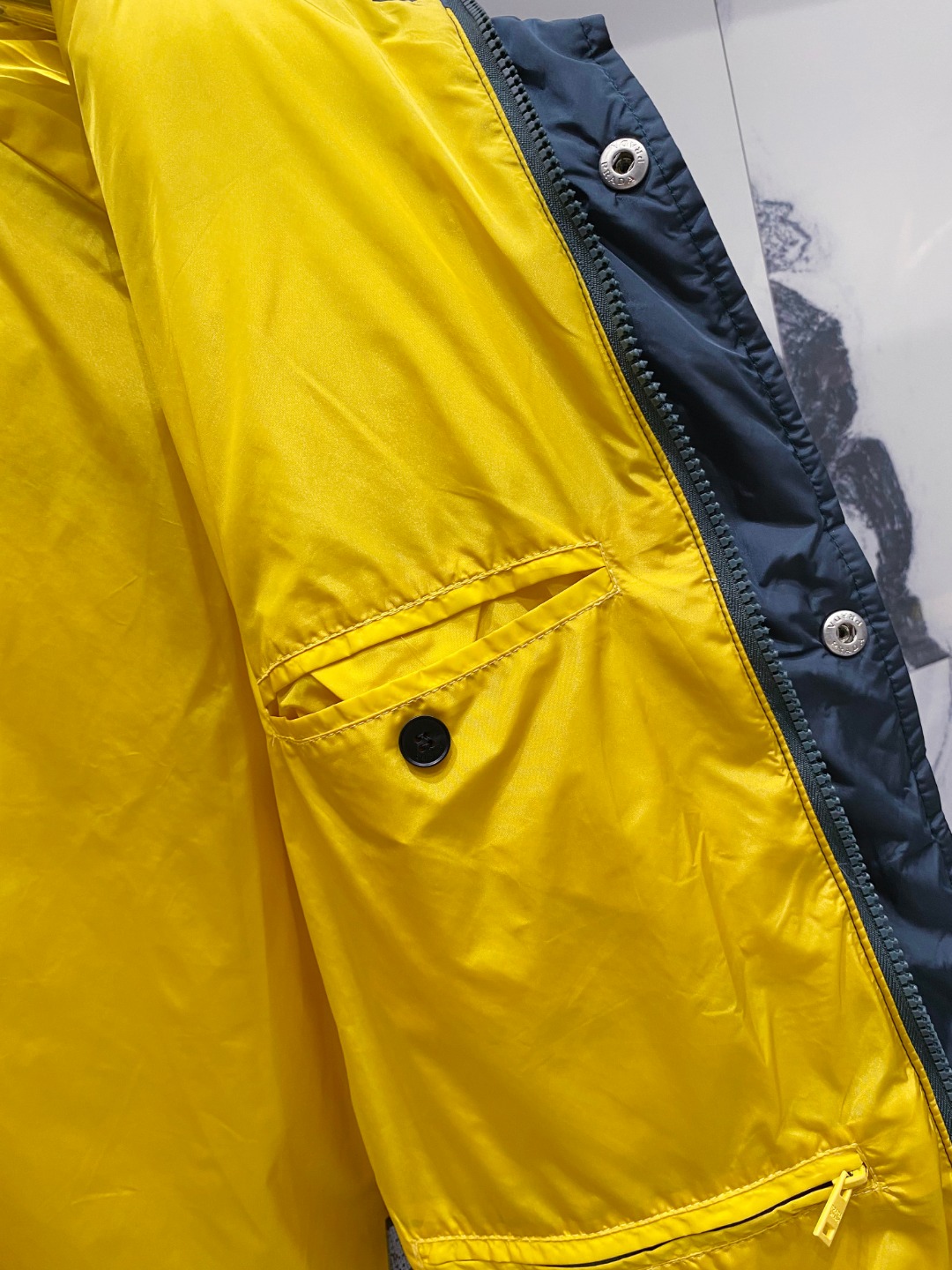 Prada&普拉达FW2025秋冬新款羽绒服。柜子在售款，一件难求。采用定制防风防雨面料，抗皱立挺有型，