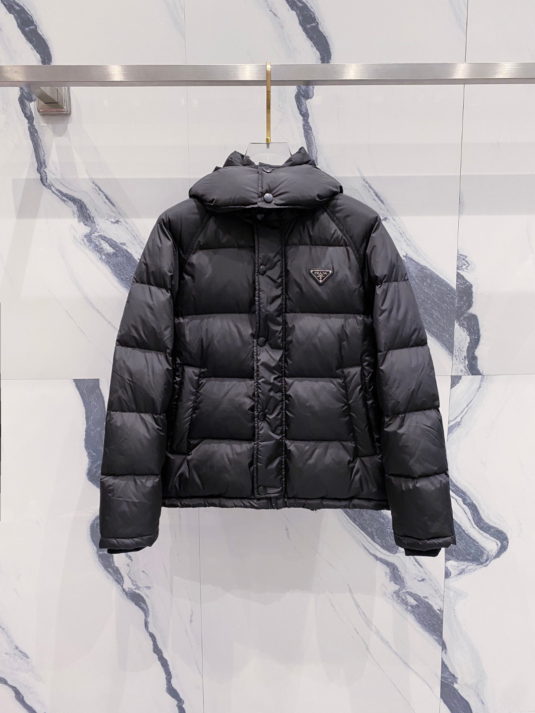 Prada&普拉达FW2025秋冬新款羽绒服。柜子在售款，一件难求。采用定制防风防雨面料，抗皱立挺有型，