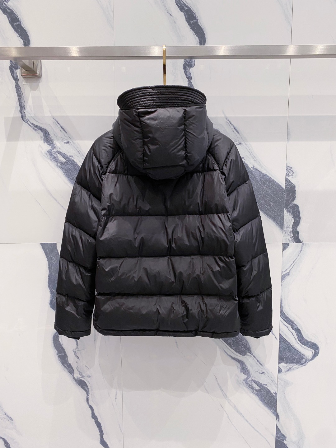 Prada&普拉达FW2025秋冬新款羽绒服。柜子在售款，一件难求。采用定制防风防雨面料，抗皱立挺有型，