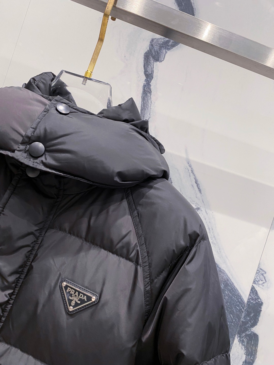 Prada&普拉达FW2025秋冬新款羽绒服。柜子在售款，一件难求。采用定制防风防雨面料，抗皱立挺有型，