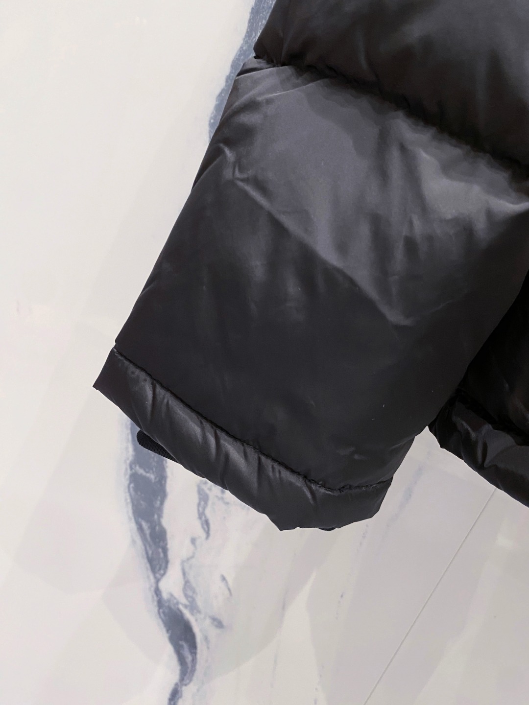 Prada&普拉达FW2025秋冬新款羽绒服。柜子在售款，一件难求。采用定制防风防雨面料，抗皱立挺有型，