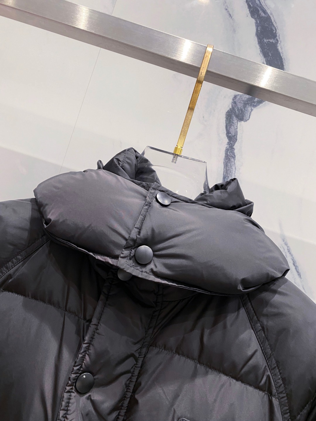 Prada&普拉达FW2025秋冬新款羽绒服。柜子在售款，一件难求。采用定制防风防雨面料，抗皱立挺有型，