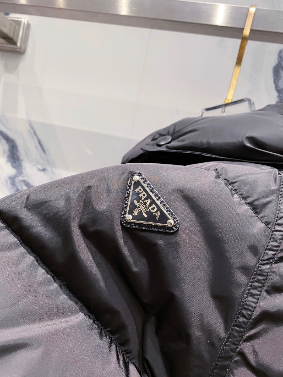 Prada&普拉达FW2025秋冬新款羽绒服。柜子在售款，一件难求。采用定制防风防雨面料，抗皱立挺有型，