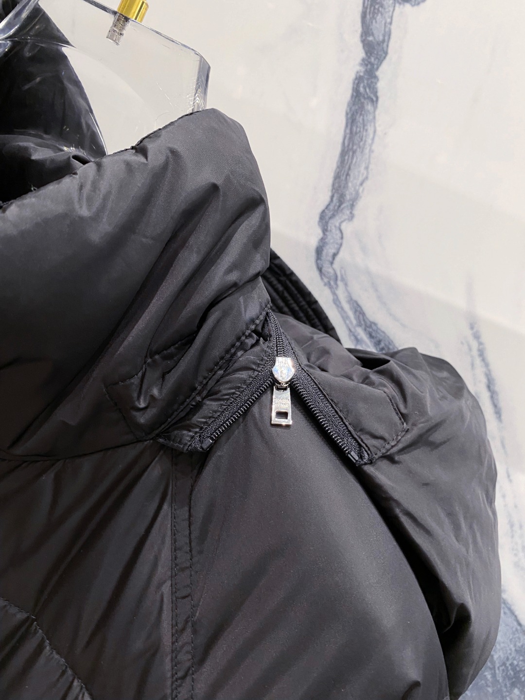 Prada&普拉达FW2025秋冬新款羽绒服。柜子在售款，一件难求。采用定制防风防雨面料，抗皱立挺有型，