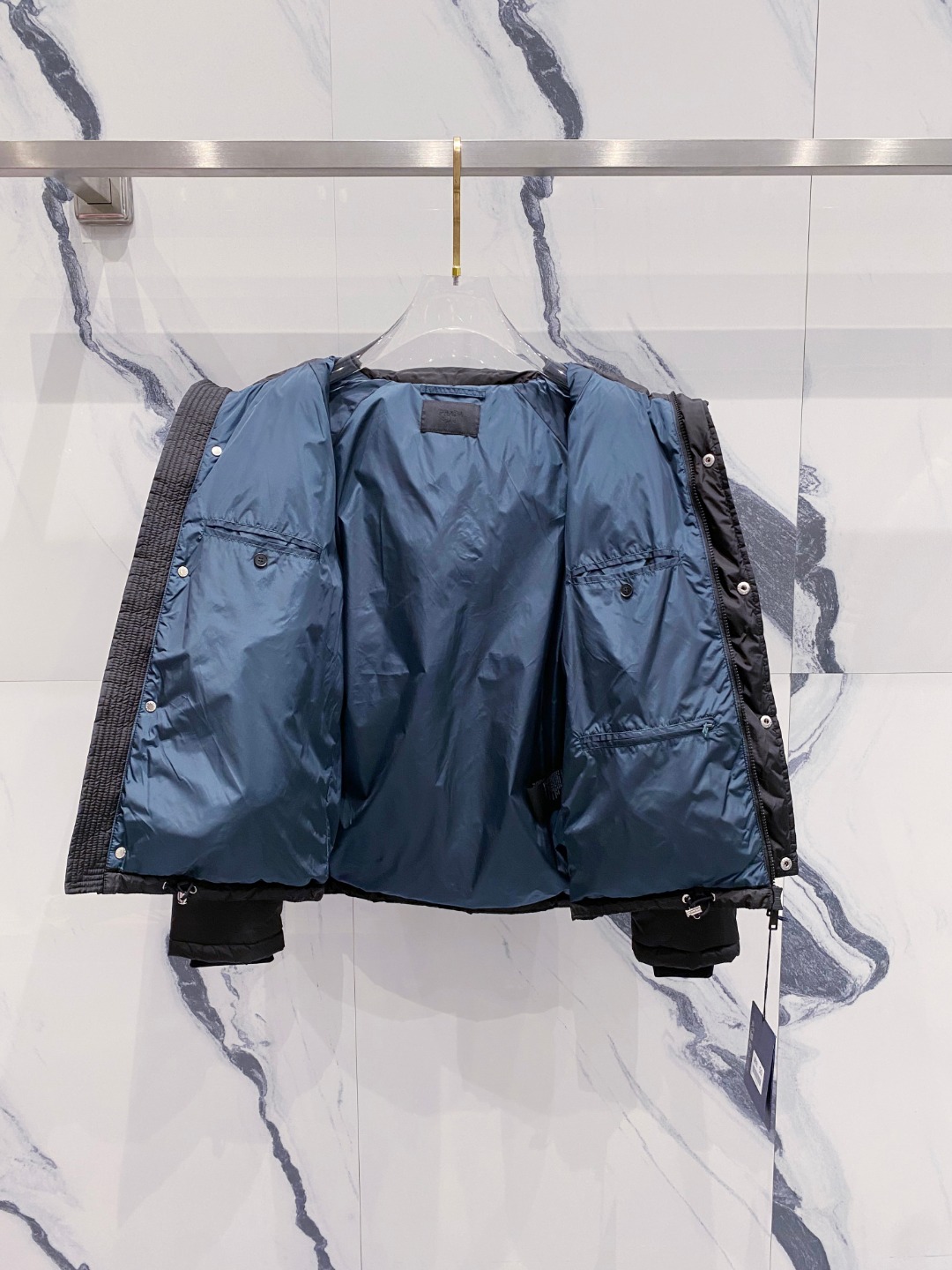 Prada&普拉达FW2025秋冬新款羽绒服。柜子在售款，一件难求。采用定制防风防雨面料，抗皱立挺有型，