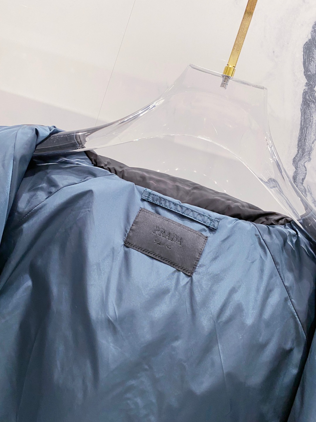 Prada&普拉达FW2025秋冬新款羽绒服。柜子在售款，一件难求。采用定制防风防雨面料，抗皱立挺有型，