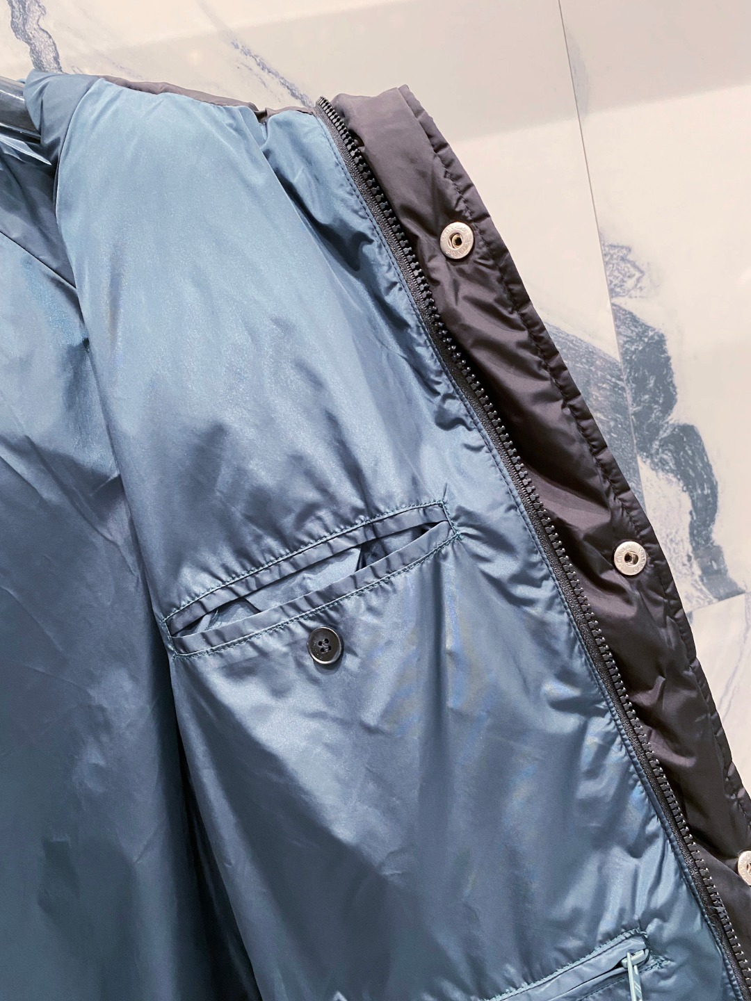 Prada&普拉达FW2025秋冬新款羽绒服。柜子在售款，一件难求。采用定制防风防雨面料，抗皱立挺有型，