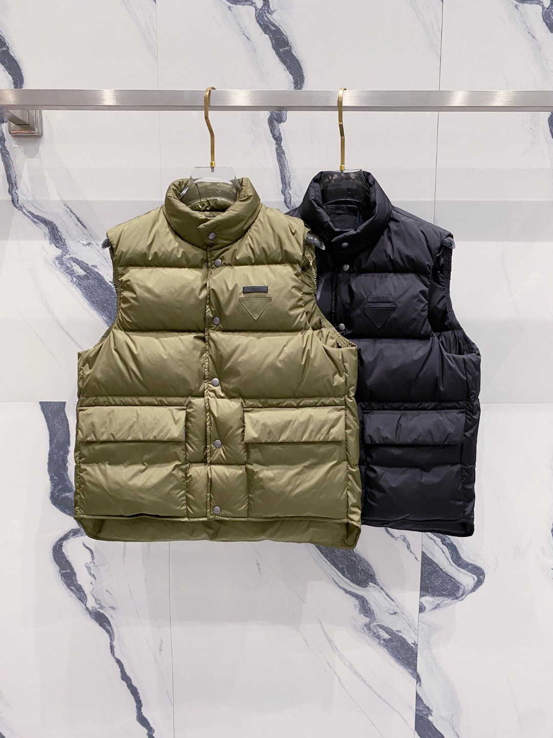 Prada 普拉达2025秋冬专柜同步新品发布，最新工装羽绒马甲出货，原版购入，无论面料及辅料，全部做到