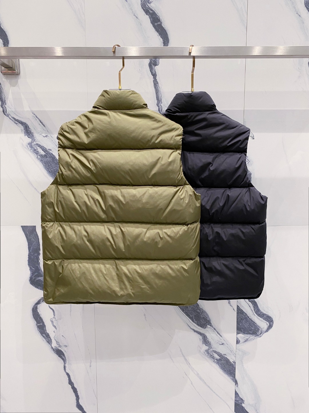 Prada 普拉达2025秋冬专柜同步新品发布，最新工装羽绒马甲出货，原版购入，无论面料及辅料，全部做到