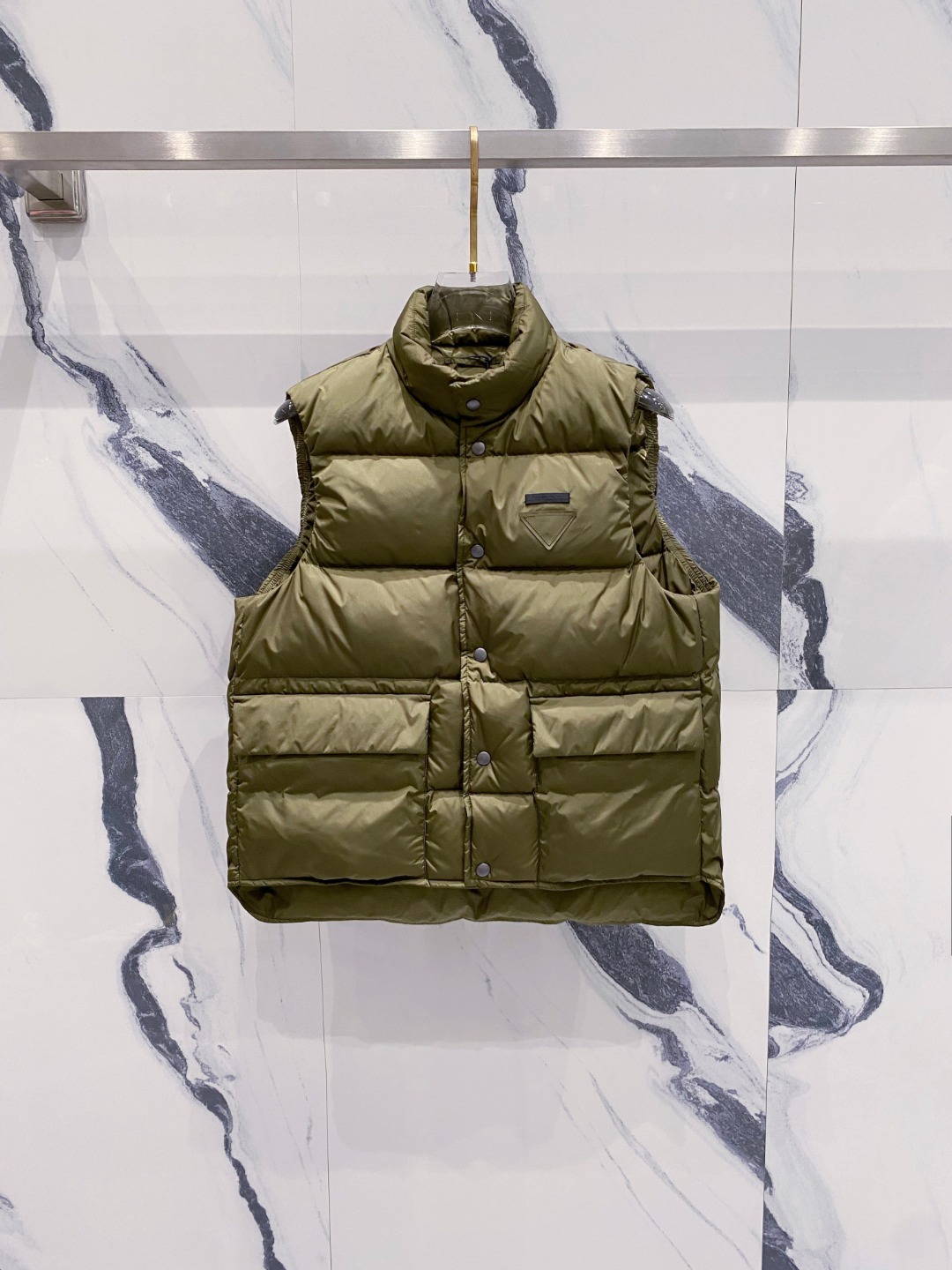 Prada 普拉达2025秋冬专柜同步新品发布，最新工装羽绒马甲出货，原版购入，无论面料及辅料，全部做到