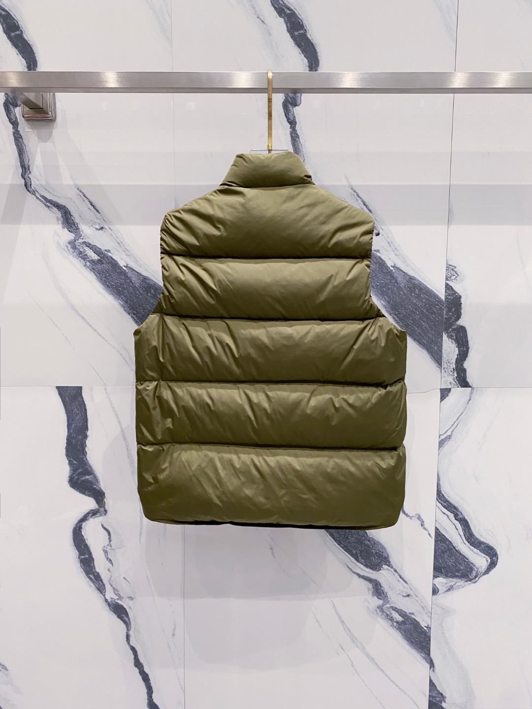 Prada 普拉达2025秋冬专柜同步新品发布，最新工装羽绒马甲出货，原版购入，无论面料及辅料，全部做到