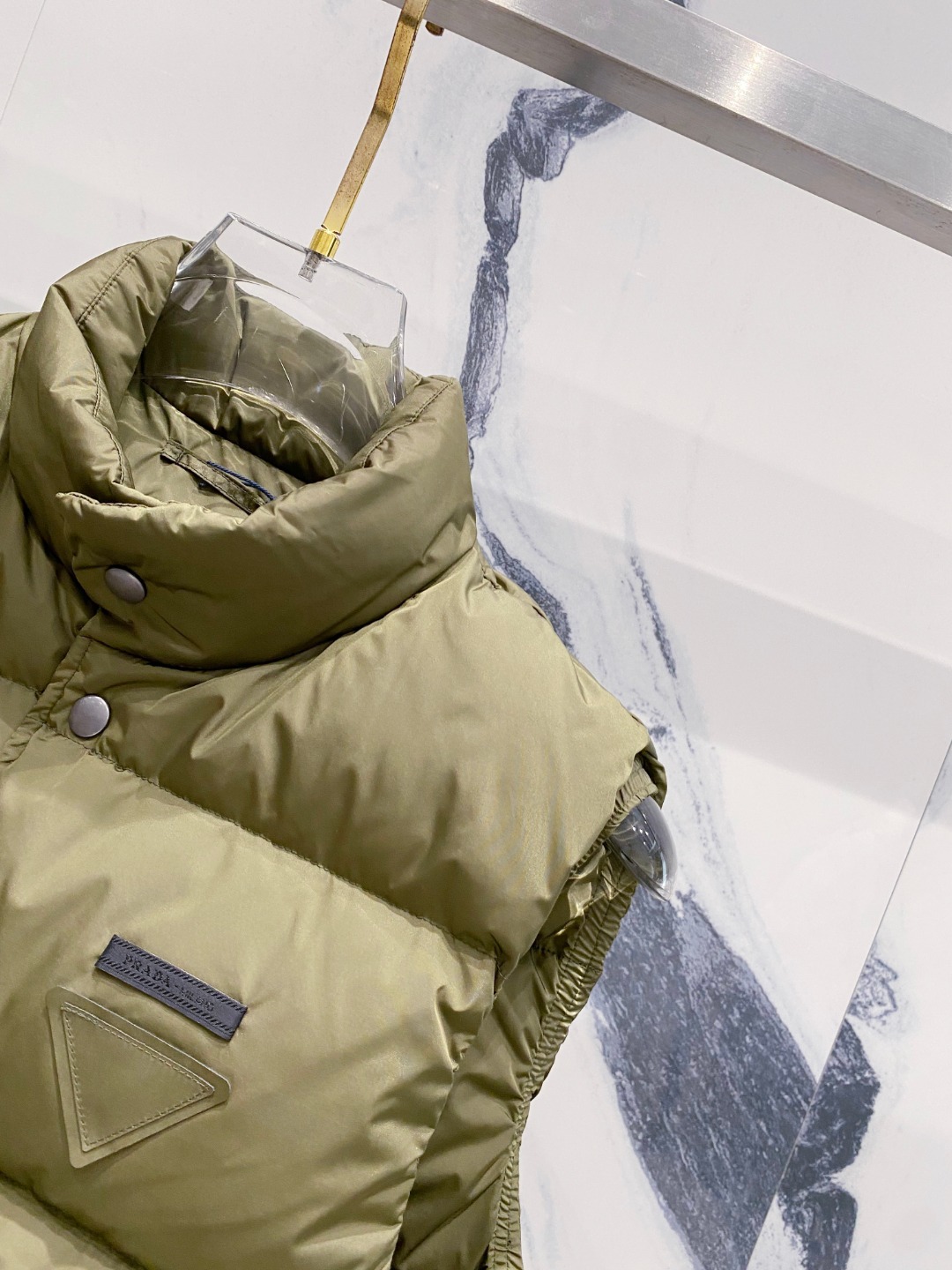 Prada 普拉达2025秋冬专柜同步新品发布，最新工装羽绒马甲出货，原版购入，无论面料及辅料，全部做到