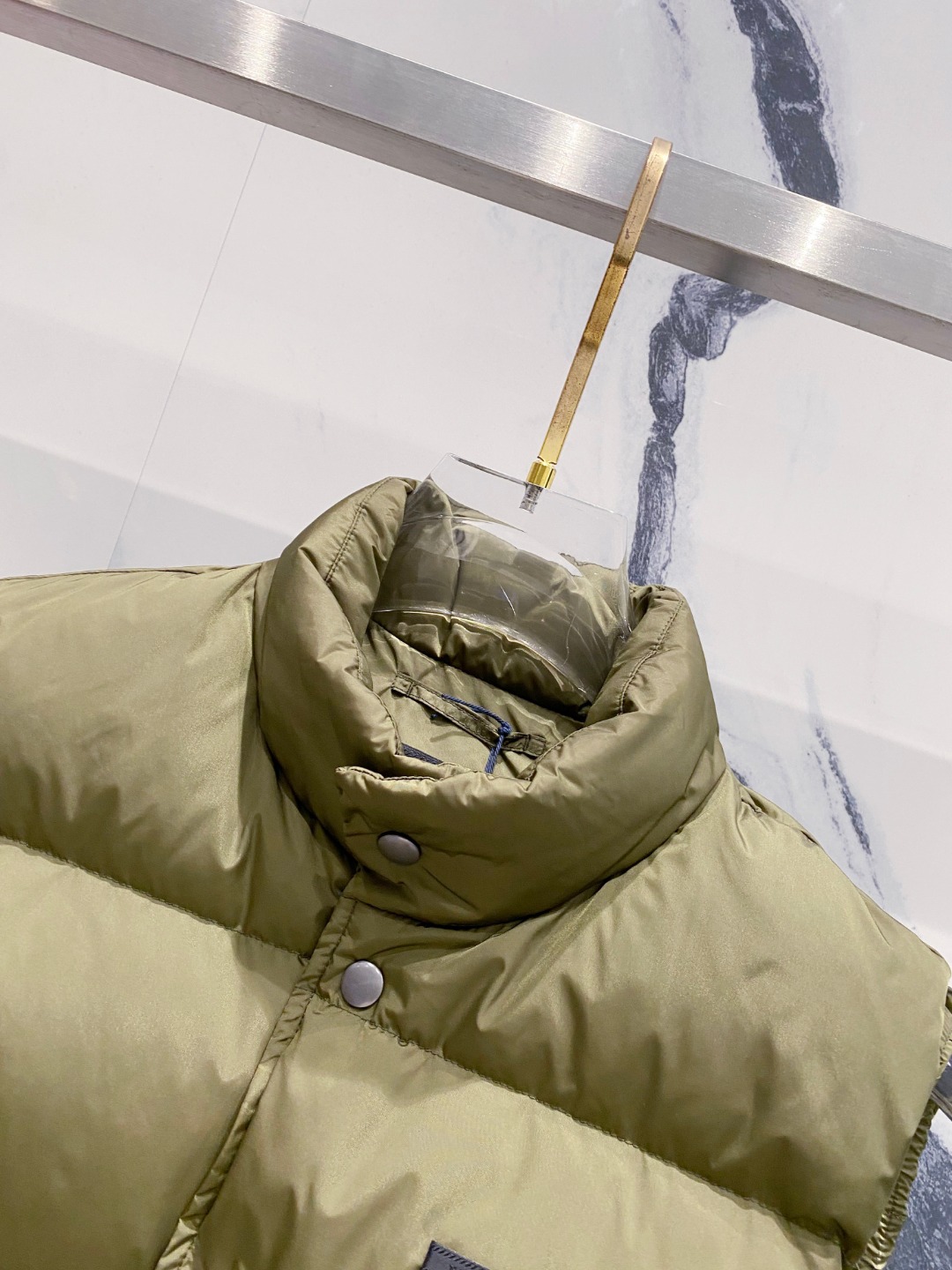 Prada 普拉达2025秋冬专柜同步新品发布，最新工装羽绒马甲出货，原版购入，无论面料及辅料，全部做到