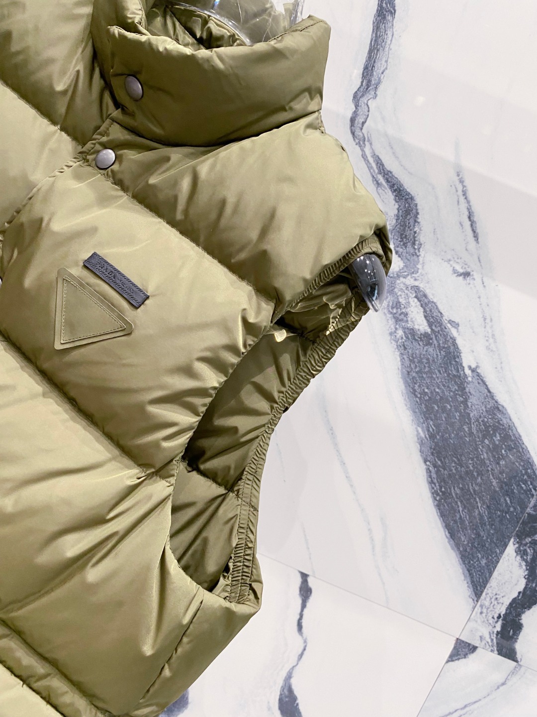 Prada 普拉达2025秋冬专柜同步新品发布，最新工装羽绒马甲出货，原版购入，无论面料及辅料，全部做到