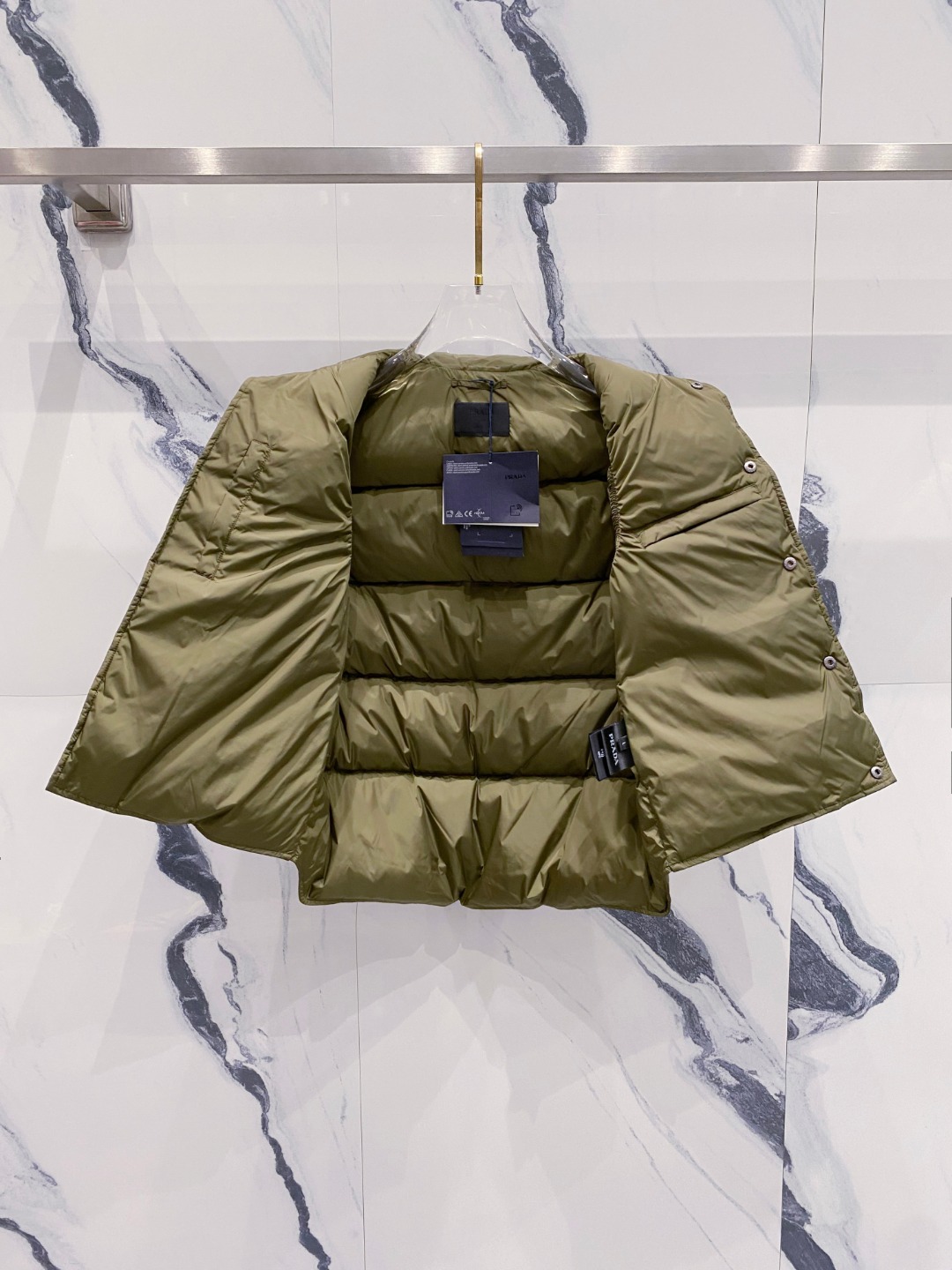 Prada 普拉达2025秋冬专柜同步新品发布，最新工装羽绒马甲出货，原版购入，无论面料及辅料，全部做到