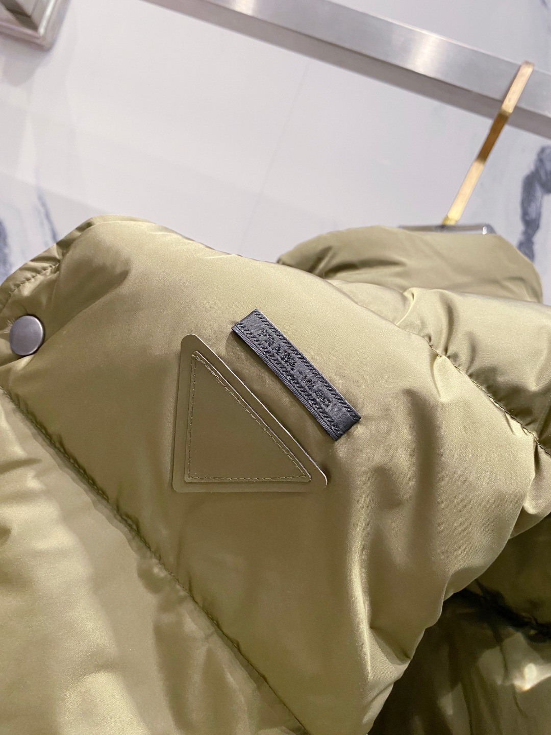 Prada 普拉达2025秋冬专柜同步新品发布，最新工装羽绒马甲出货，原版购入，无论面料及辅料，全部做到