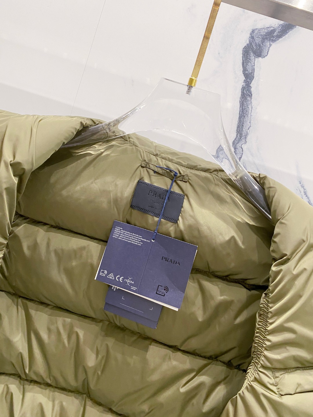 Prada 普拉达2025秋冬专柜同步新品发布，最新工装羽绒马甲出货，原版购入，无论面料及辅料，全部做到