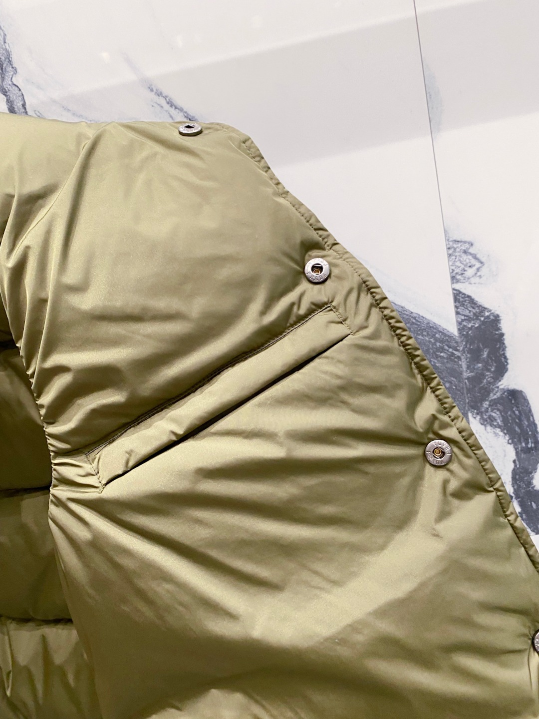 Prada 普拉达2025秋冬专柜同步新品发布，最新工装羽绒马甲出货，原版购入，无论面料及辅料，全部做到