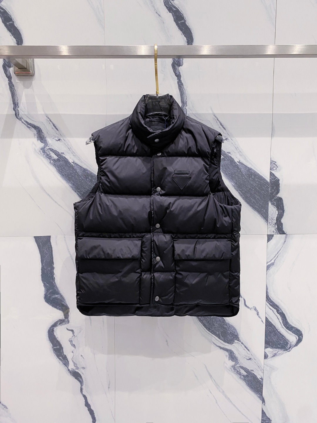 Prada 普拉达2025秋冬专柜同步新品发布，最新工装羽绒马甲出货，原版购入，无论面料及辅料，全部做到