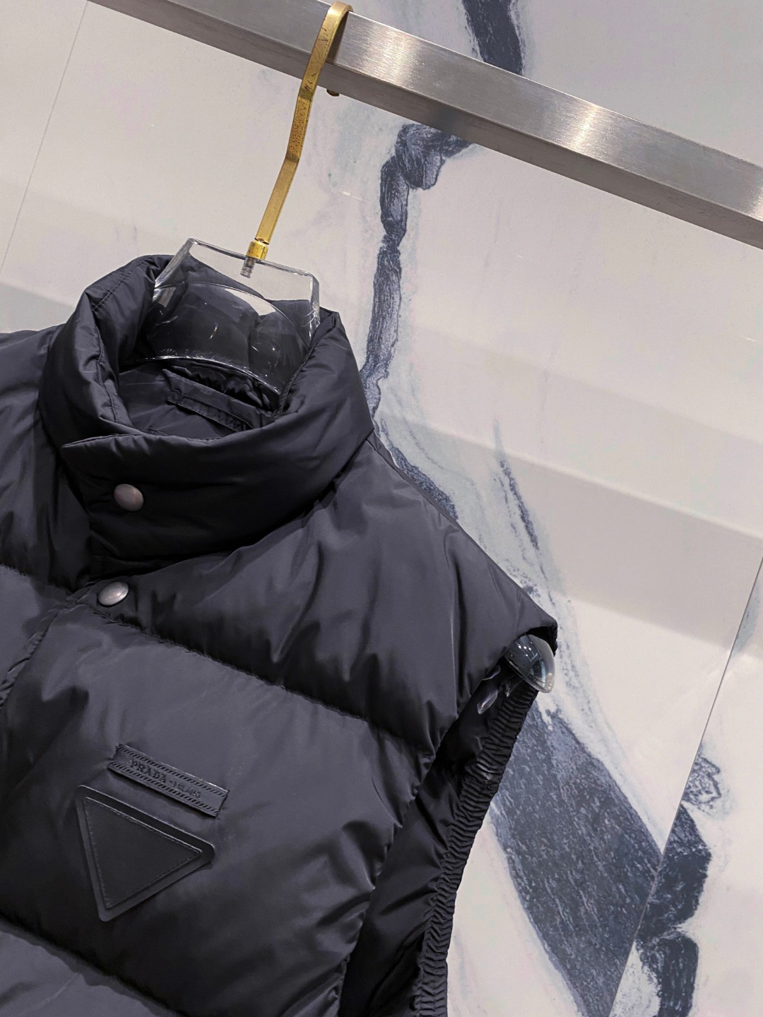 Prada 普拉达2025秋冬专柜同步新品发布，最新工装羽绒马甲出货，原版购入，无论面料及辅料，全部做到