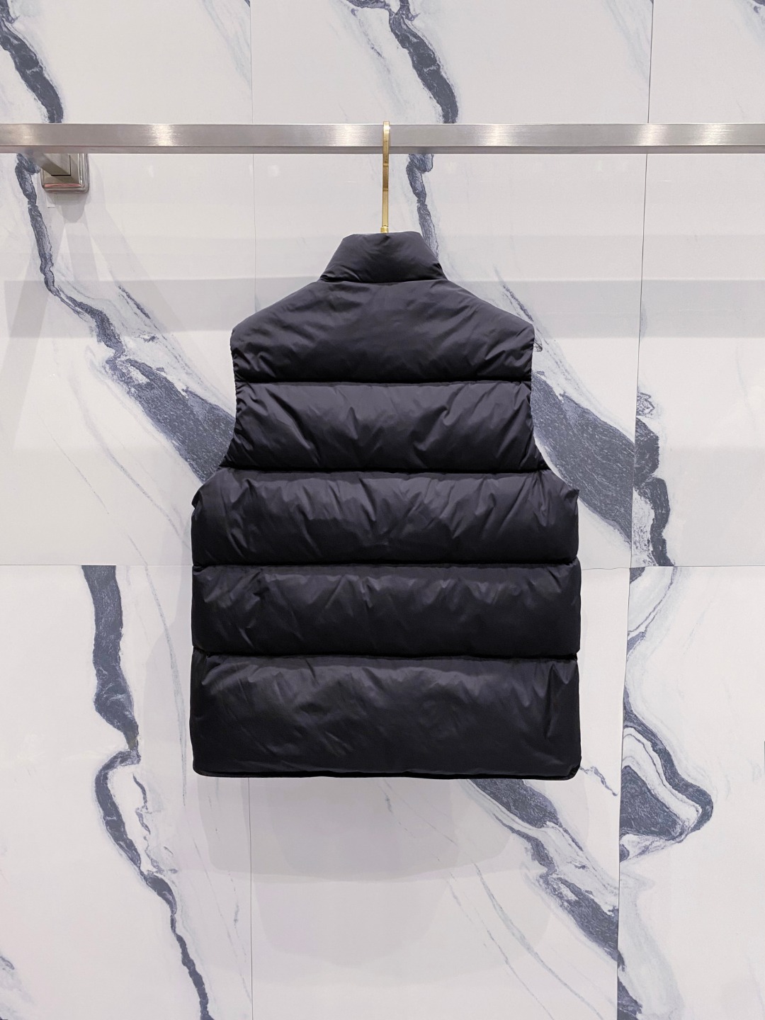 Prada 普拉达2025秋冬专柜同步新品发布，最新工装羽绒马甲出货，原版购入，无论面料及辅料，全部做到