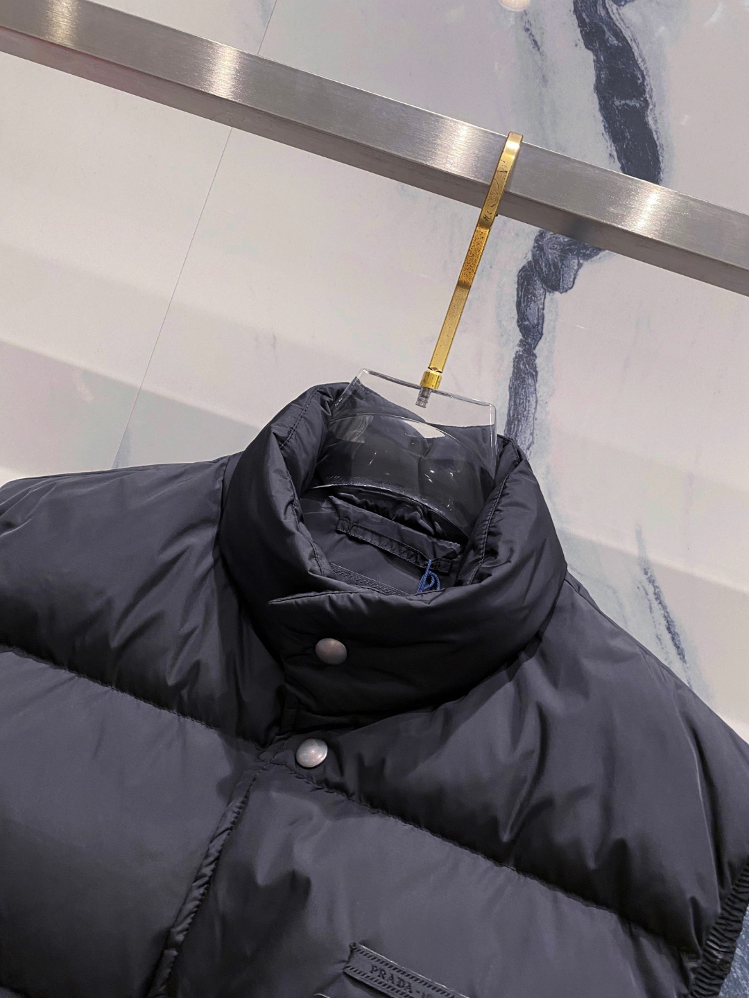 Prada 普拉达2025秋冬专柜同步新品发布，最新工装羽绒马甲出货，原版购入，无论面料及辅料，全部做到