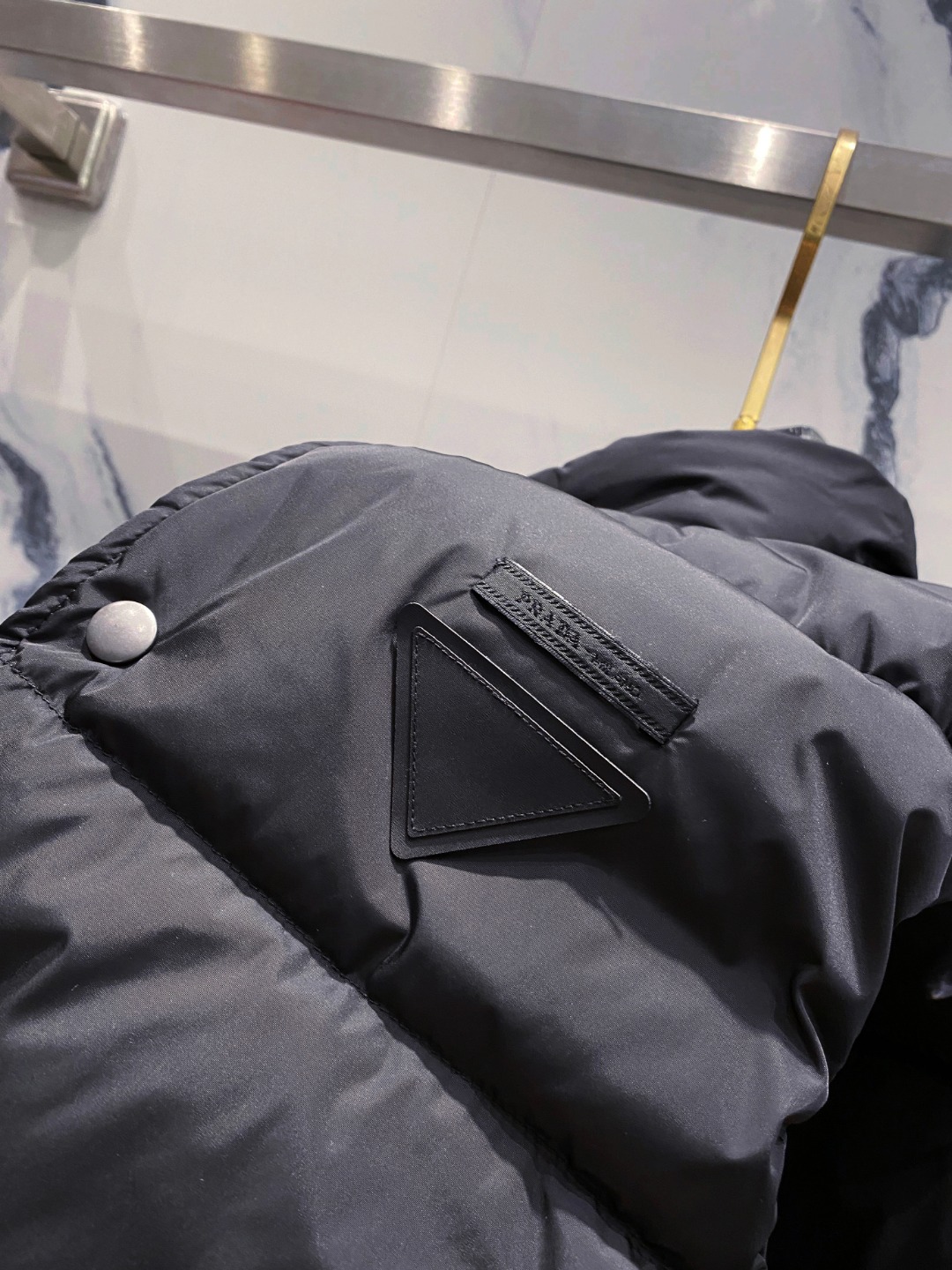 Prada 普拉达2025秋冬专柜同步新品发布，最新工装羽绒马甲出货，原版购入，无论面料及辅料，全部做到