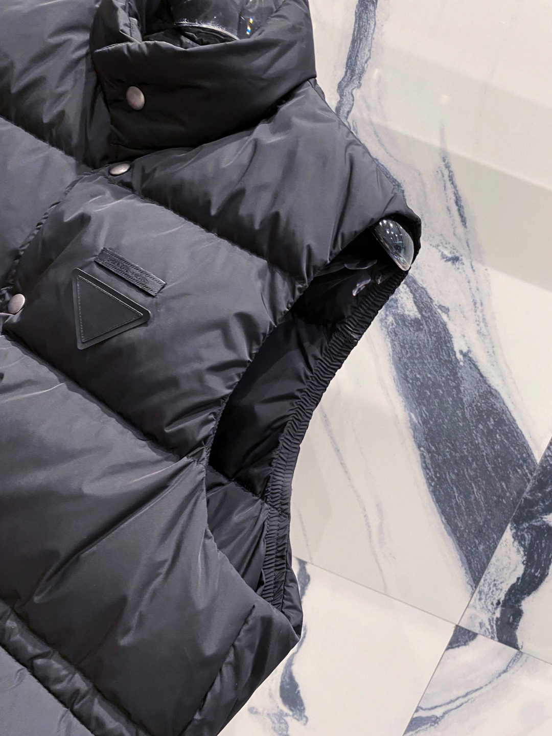 Prada 普拉达2025秋冬专柜同步新品发布，最新工装羽绒马甲出货，原版购入，无论面料及辅料，全部做到