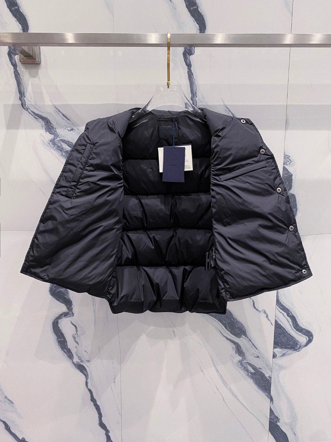Prada 普拉达2025秋冬专柜同步新品发布，最新工装羽绒马甲出货，原版购入，无论面料及辅料，全部做到