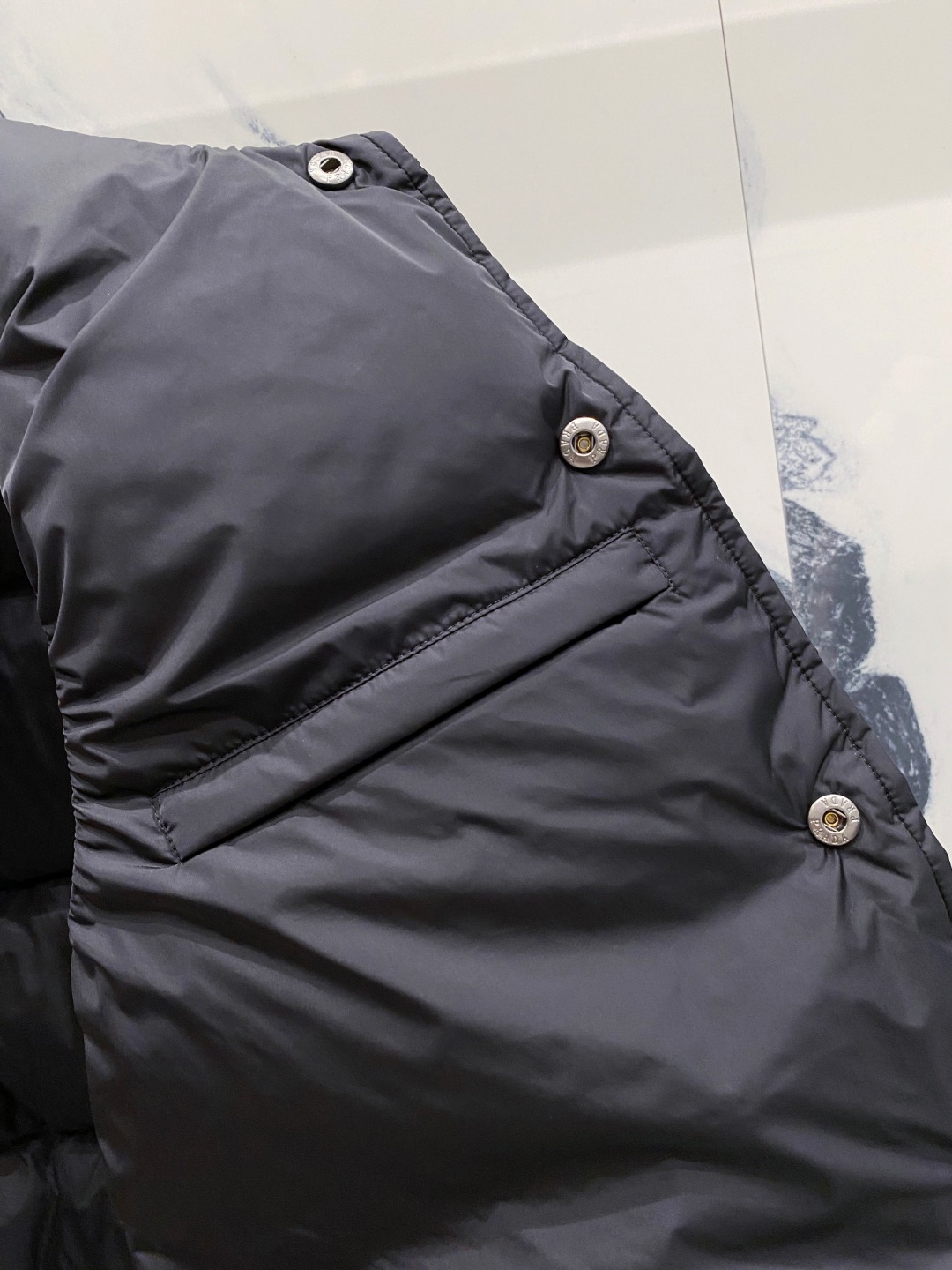 Prada 普拉达2025秋冬专柜同步新品发布，最新工装羽绒马甲出货，原版购入，无论面料及辅料，全部做到