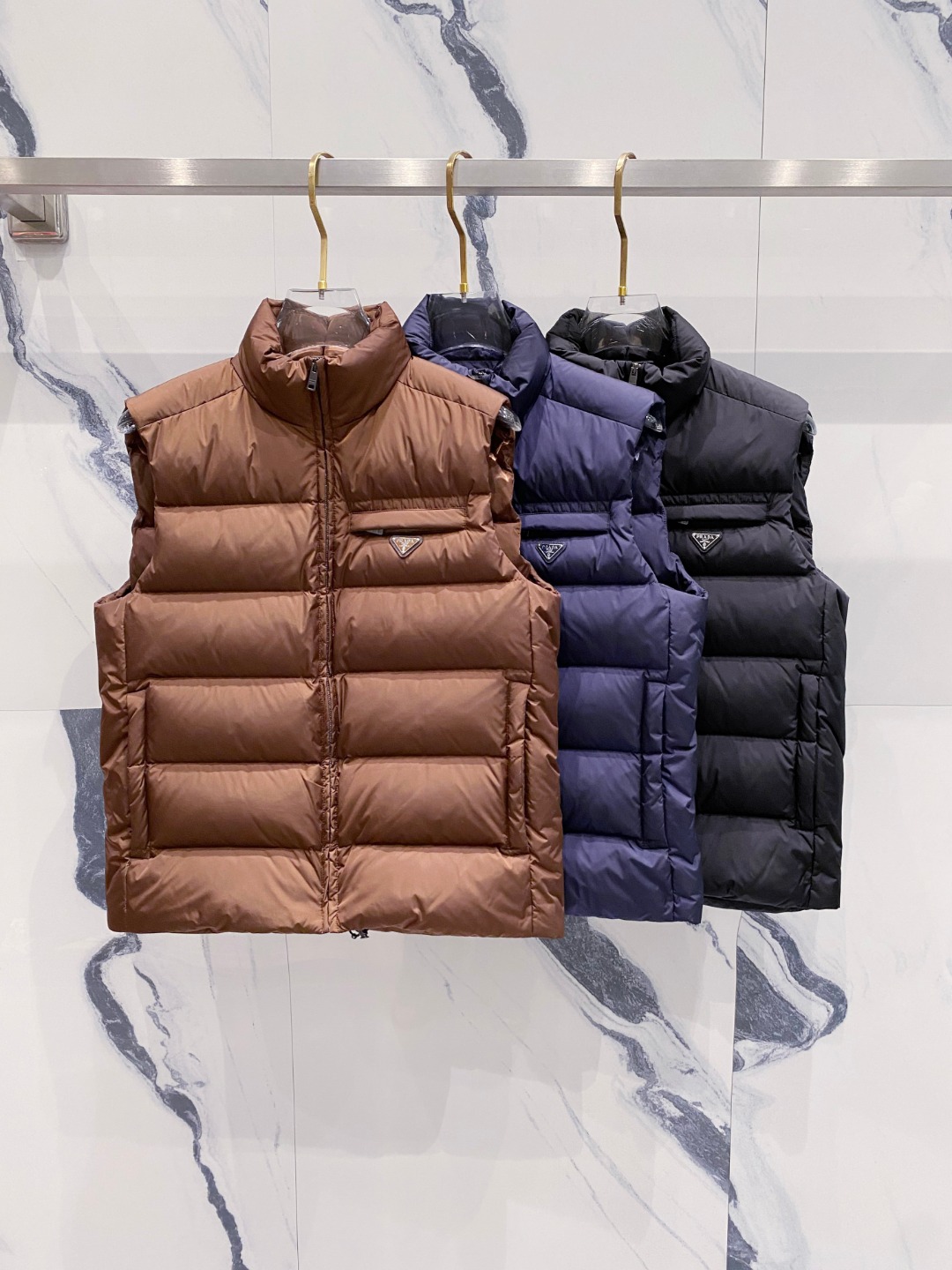 Prada 普拉达2025秋冬专柜同步新品发布，最新款羽绒马甲出货，全部原版购入，今年最新色，无论面料和