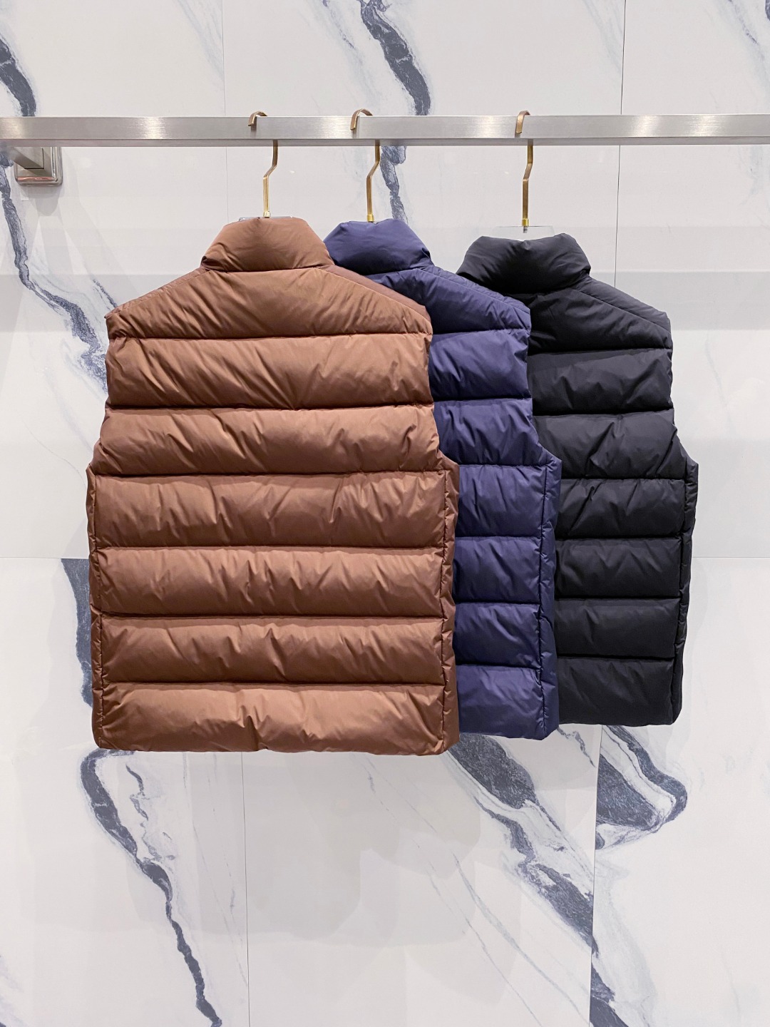 Prada 普拉达2025秋冬专柜同步新品发布，最新款羽绒马甲出货，全部原版购入，今年最新色，无论面料和