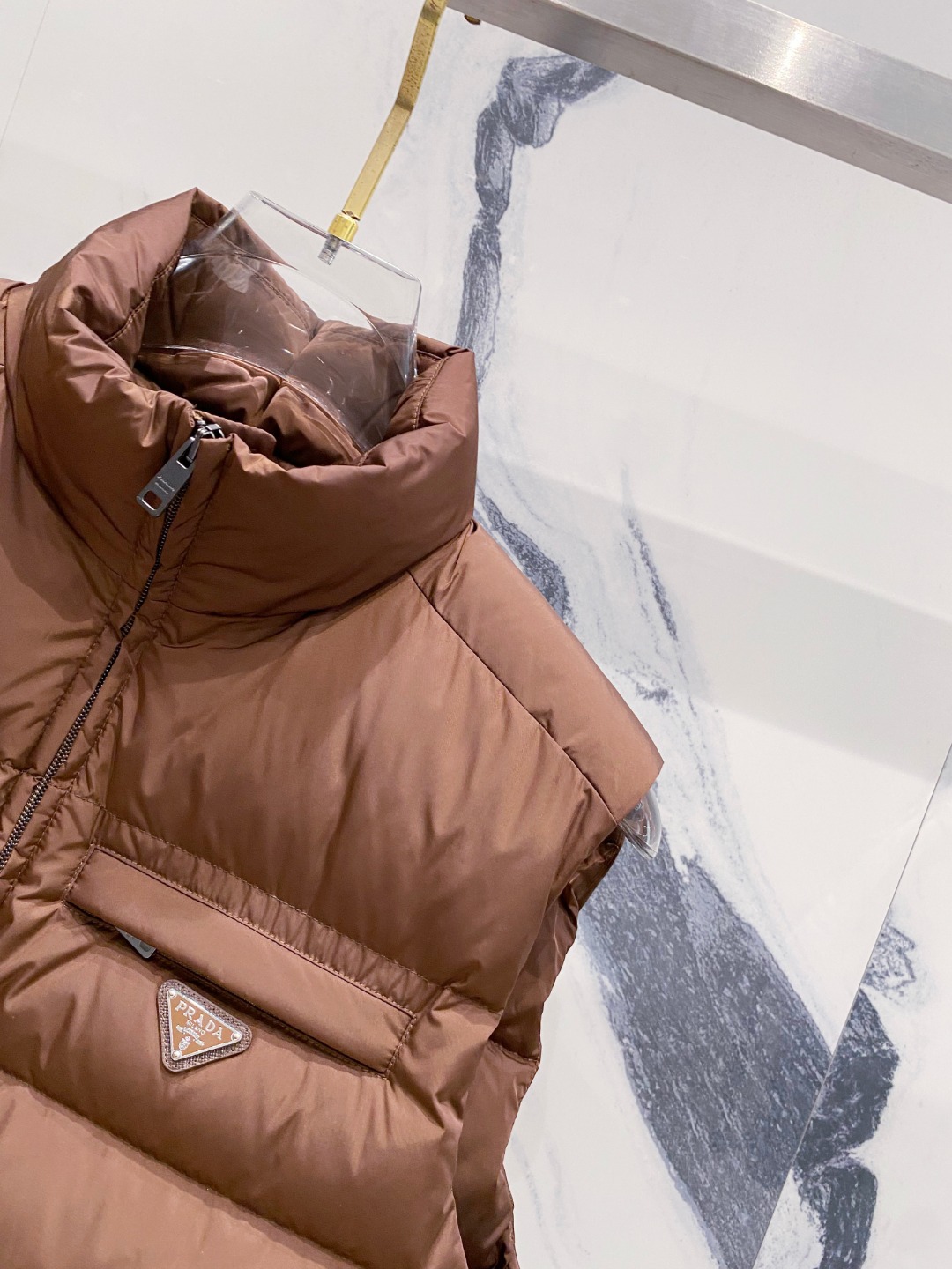 Prada 普拉达2025秋冬专柜同步新品发布，最新款羽绒马甲出货，全部原版购入，今年最新色，无论面料和