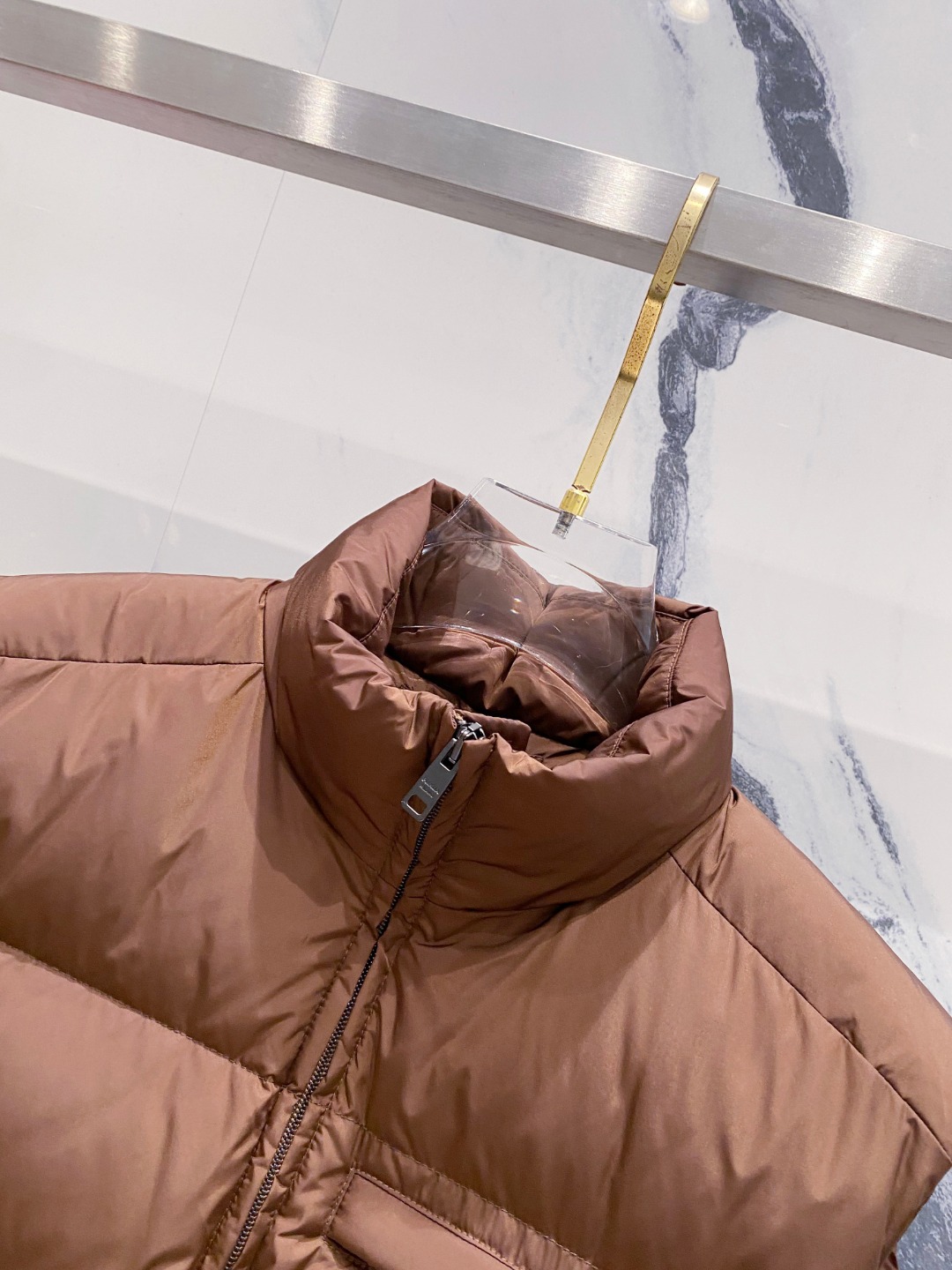 Prada 普拉达2025秋冬专柜同步新品发布，最新款羽绒马甲出货，全部原版购入，今年最新色，无论面料和