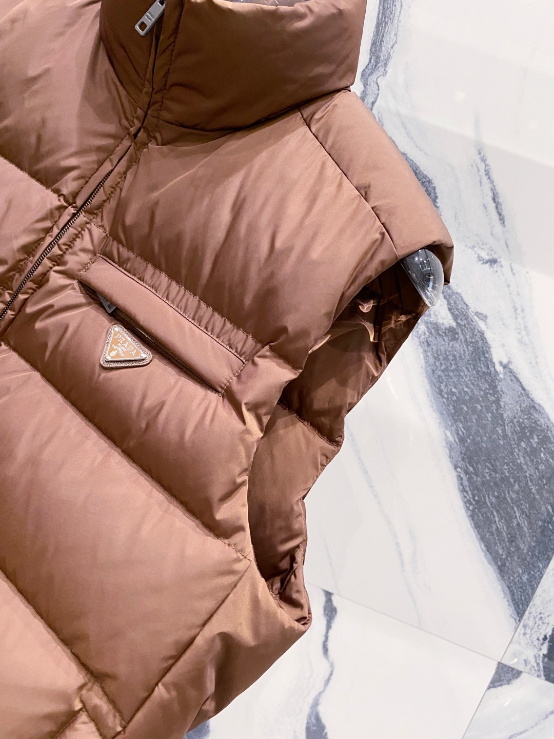 Prada 普拉达2025秋冬专柜同步新品发布，最新款羽绒马甲出货，全部原版购入，今年最新色，无论面料和