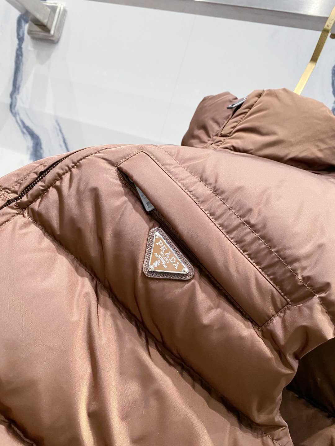 Prada 普拉达2025秋冬专柜同步新品发布，最新款羽绒马甲出货，全部原版购入，今年最新色，无论面料和