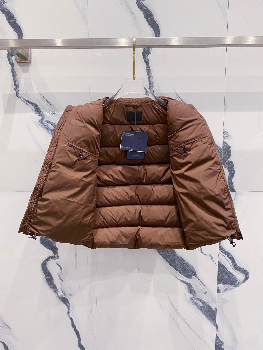 Prada 普拉达2025秋冬专柜同步新品发布，最新款羽绒马甲出货，全部原版购入，今年最新色，无论面料和