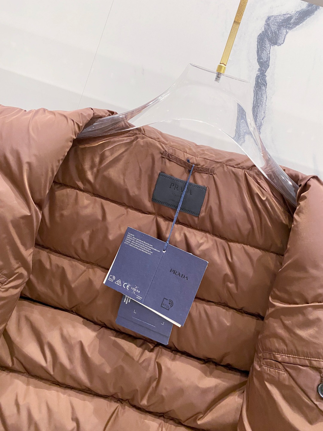 Prada 普拉达2025秋冬专柜同步新品发布，最新款羽绒马甲出货，全部原版购入，今年最新色，无论面料和