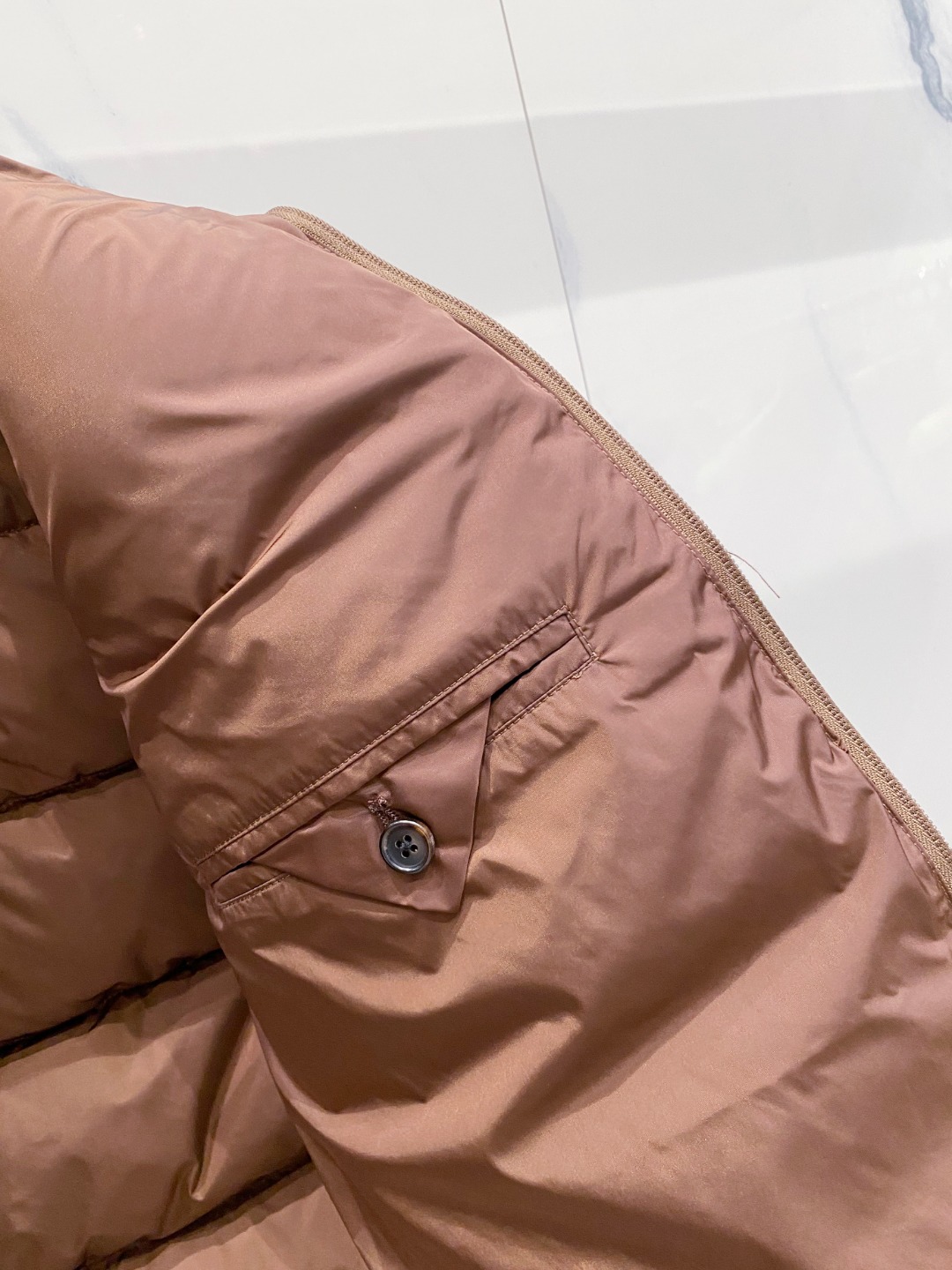 Prada 普拉达2025秋冬专柜同步新品发布，最新款羽绒马甲出货，全部原版购入，今年最新色，无论面料和