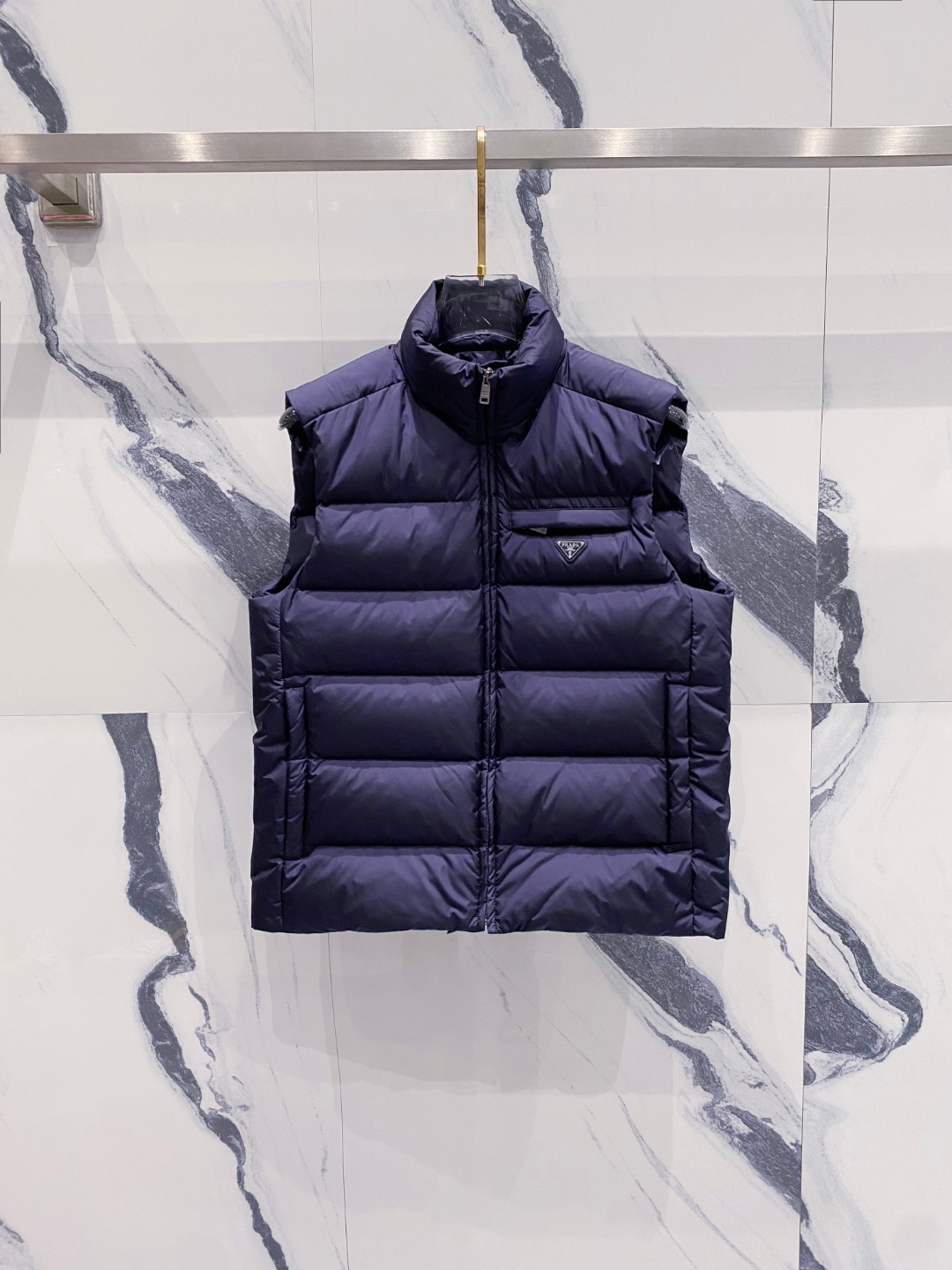 Prada 普拉达2025秋冬专柜同步新品发布，最新款羽绒马甲出货，全部原版购入，今年最新色，无论面料和